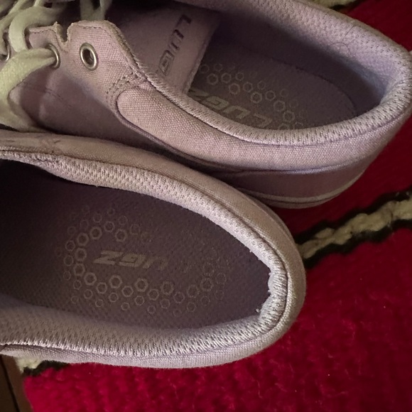 Women’s runners in pristine condition size 7.5 - Picture 2 of 6